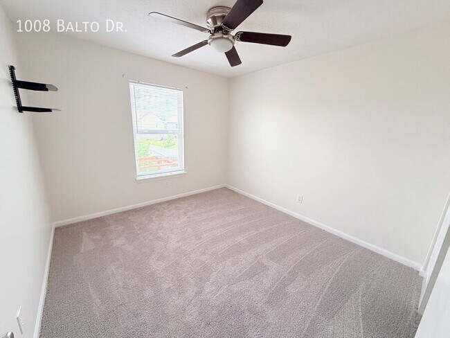 Building Photo - 1008 Balto Dr