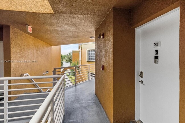 Building Photo - 9741 Fontainebleau Blvd