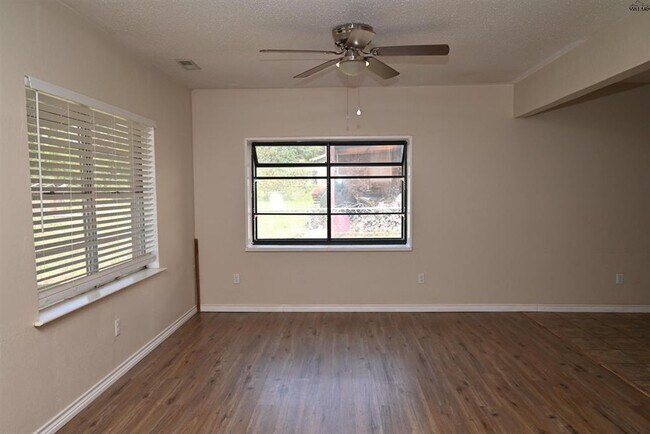 Building Photo - 4 bed 2 bath near SAFB.