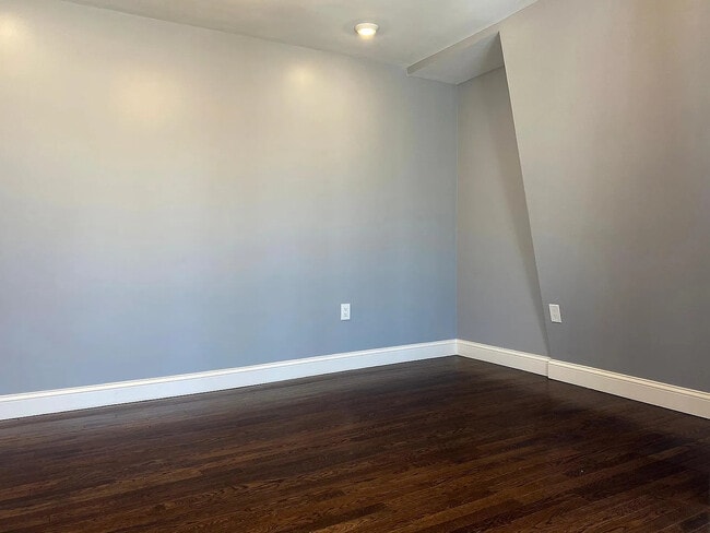 Building Photo - 32 Marshall St