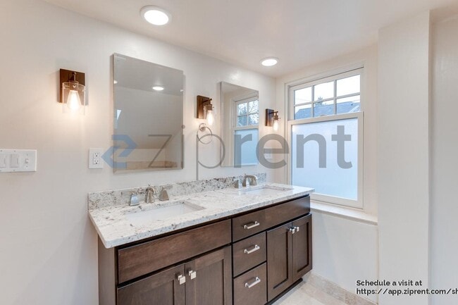 Building Photo - 3332 35th Ave S