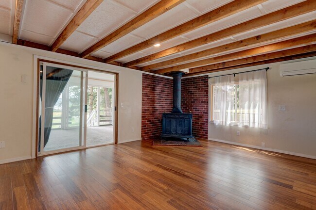 Building Photo - 2 Bed 2 Bath Country Home with Penn Cove View on 2.5 Acres