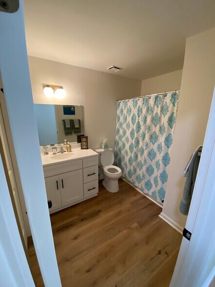 Building Photo - 324 River Forest Rd