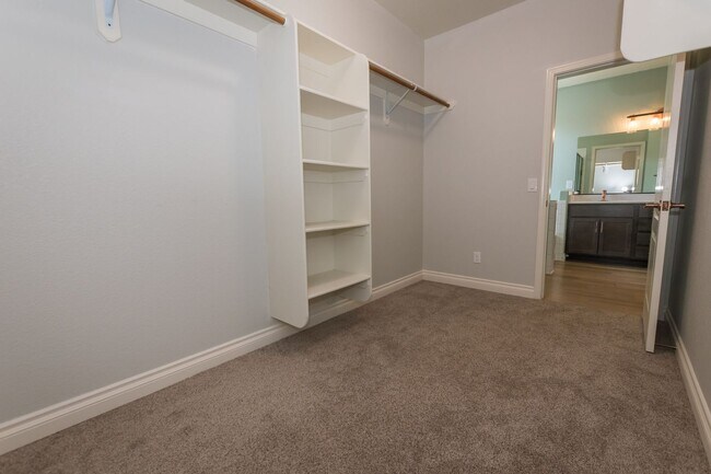 Building Photo - Gorgeous 4 Bedroom 2 Bathroom Home! Centra...