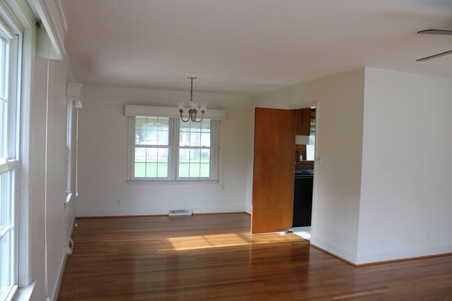 Building Photo - 1705 Hillcrest Dr W