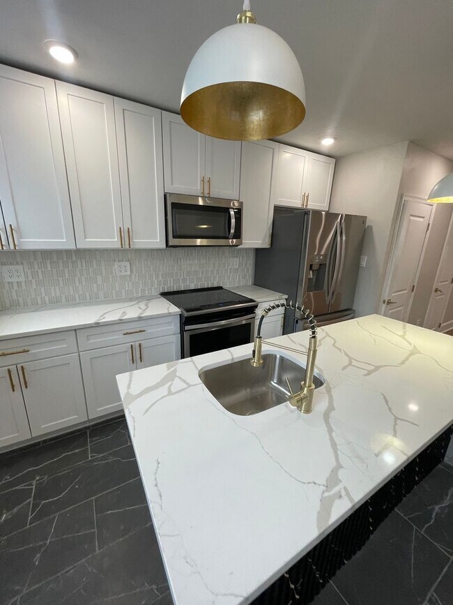 Building Photo - Spacious 3BR Rental with Finished Walk-Out Basement in Philadelphia