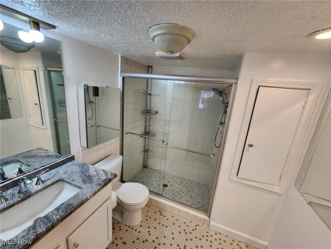 Building Photo - 6960 Carriage Hill Dr