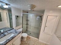 Building Photo - 6960 Carriage Hill Dr