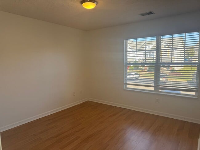 Building Photo - Great 2BR Townhome in Bellevue