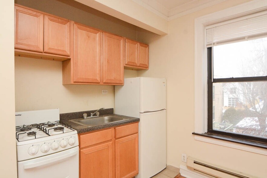 Building Photo - 4549 N Damen Ave