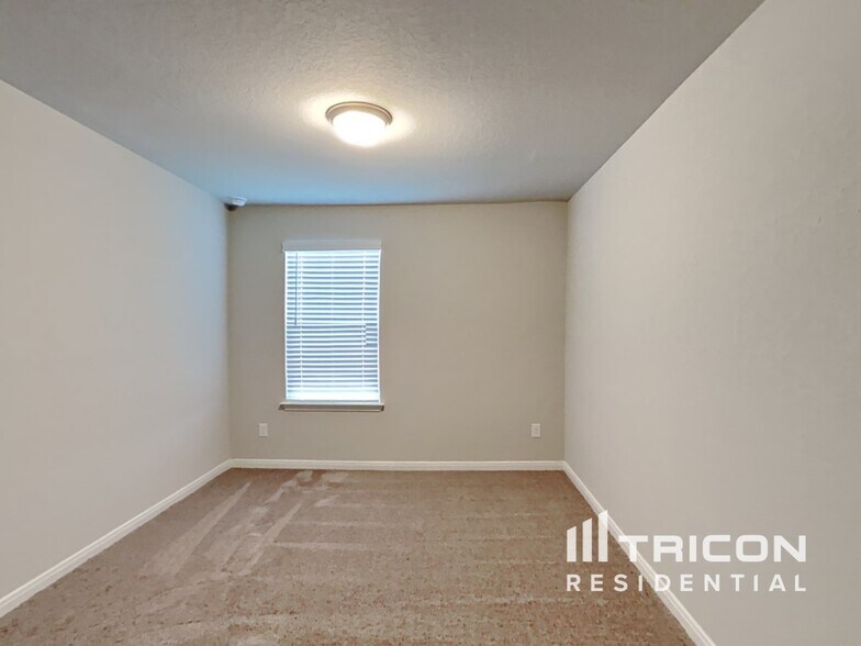 Building Photo - 13630 Paxton Blvd