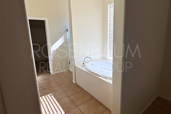 Building Photo - Gorgeous 3-bedrooms, 2-baths home in the h...