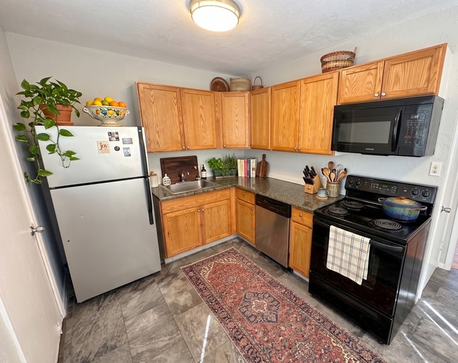 Building Photo - Updated 3 Bedroom Ranch with New Carpet, Fresh Paint, Fenced Yard & Basement!