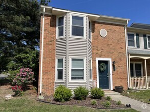 Building Photo - Updated End-Unit Townhouse in York County
