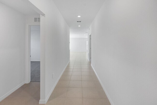 Building Photo - 4 Bedroom 2 Bath Home