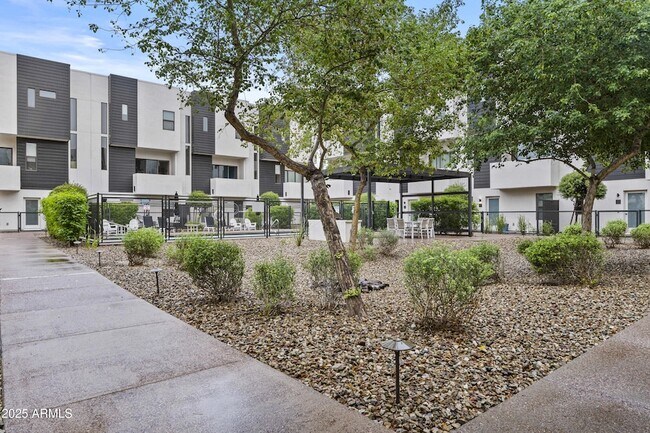 Building Photo - 325 E Coronado Rd