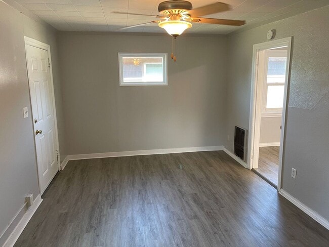 Building Photo - 2135 Eberlein Ave