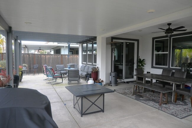 Building Photo - 10060 Carinata Dr