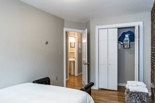 Building Photo - Historic Beacon Hill Charm Meets Modern Urban Living – 2 Bed | 1 Bath