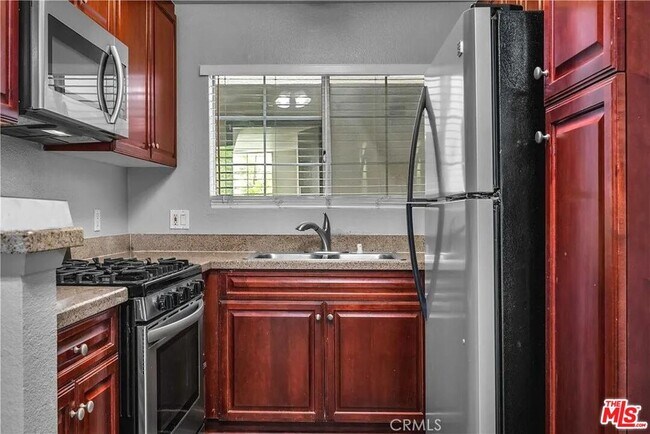 Building Photo - 5565 Canoga Ave