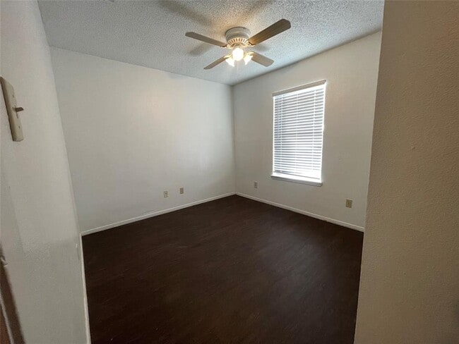 Building Photo - 1925 Castle Gate Cir