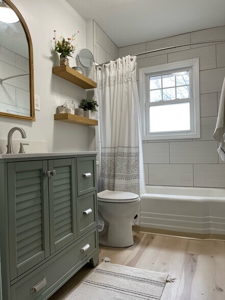 Newly renovated full bath upstairs - 252 Brunswick St