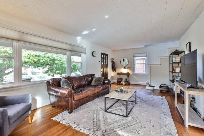 Building Photo - 4964 Oaklawn Dr