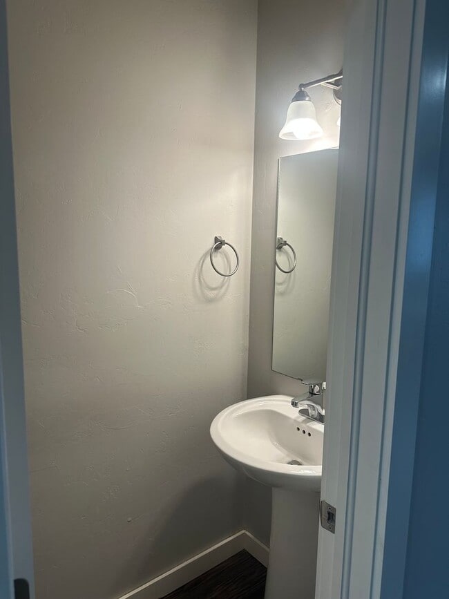 Building Photo - 3 Bedroom Townhome with ALL APPLIANCES at a great price!!