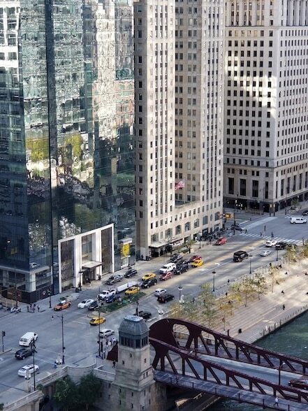 Building Photo - 300 N State St