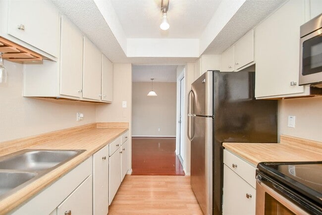 Building Photo - 2832 S Bartell Dr