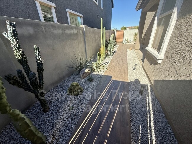 Building Photo - 2034 W Lariat Ln