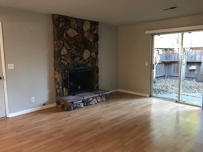 Building Photo - Great 2 bed 1 bath condo available for fall move in!