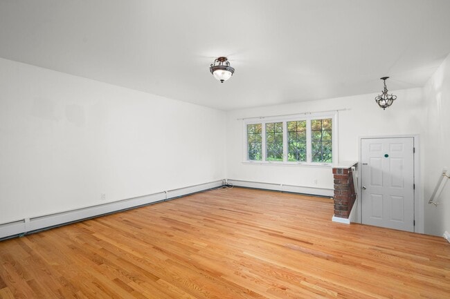 Building Photo - 4-bedroom, 2-bathroom home located in the ...