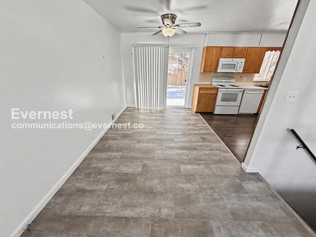 Building Photo - 4 Bed/3 Bath Home with Fenced Yard & Garage / Available Now!