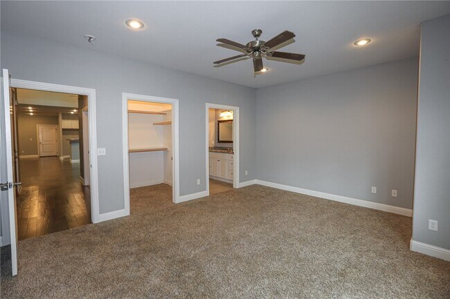 Building Photo - 2007 S Dixieland Rd