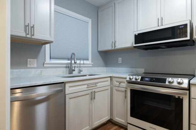 Building Photo - Renovated Townhome in Village Green!