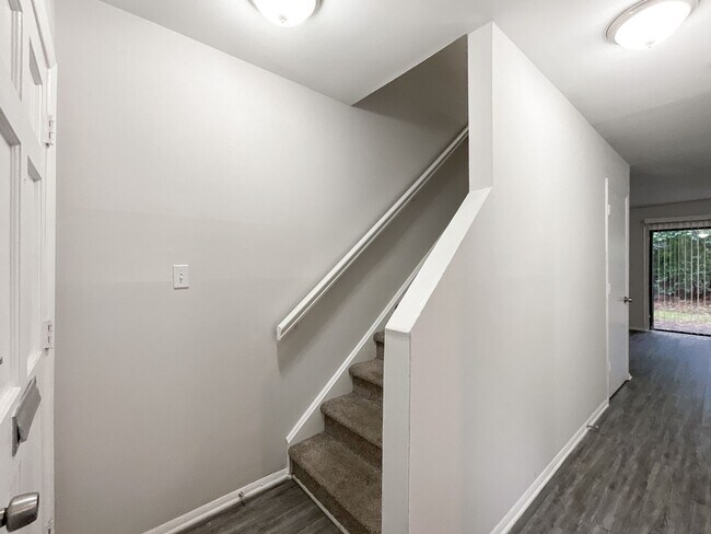 Building Photo - COMING SOON! Charming 2-Bed, 1.5-Bath Retr...