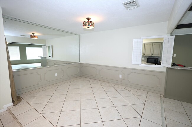 Building Photo - 9422 Claridge Dr