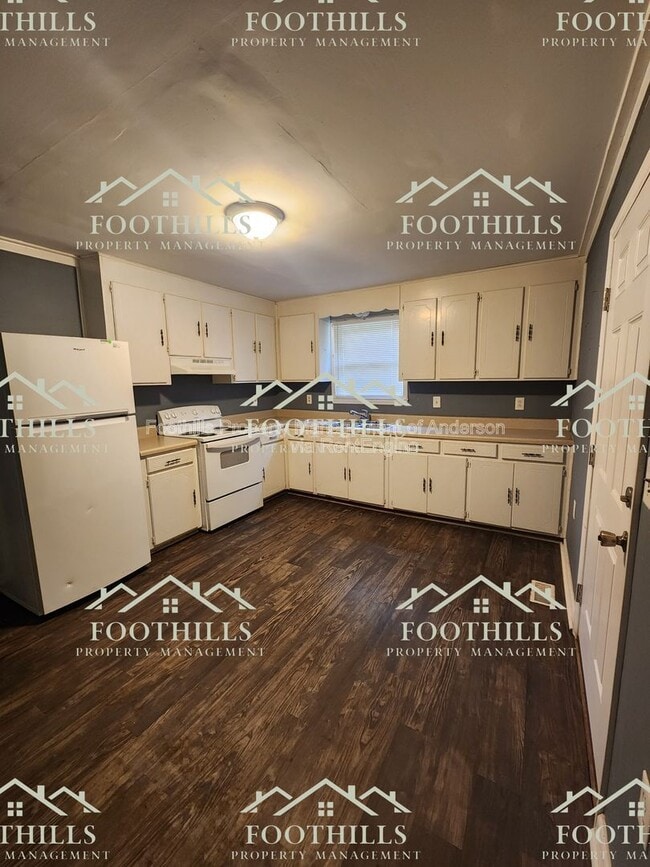 Building Photo - 213 Fretwell Dr