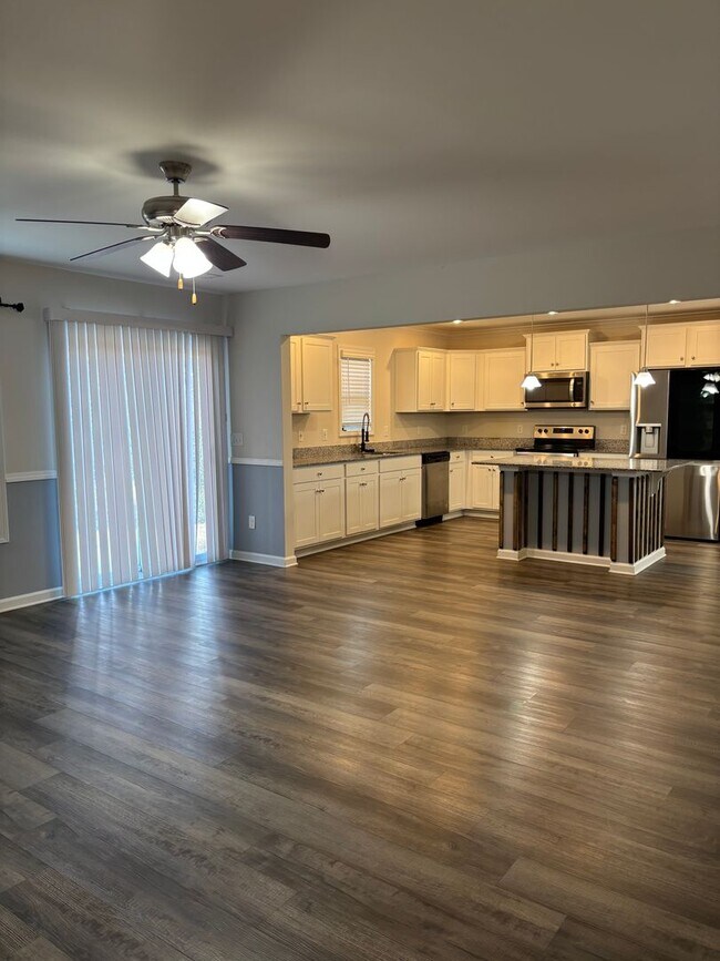 Building Photo - 5 bedroom 3 bath home in Pocalla Springs