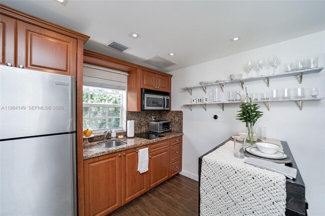 Building Photo - 265 Palm Ave