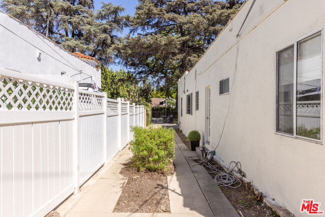 Building Photo - 1553 N Stanley Ave