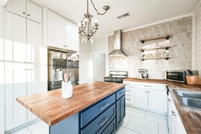 Building Photo - 4016 Avenue Q 1/2