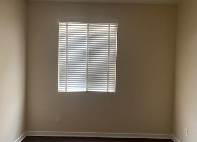 Building Photo - CLEAN ~ TURNKEY ~ SINGLE STORY ~ 4 BEDROOM / 2 BATH