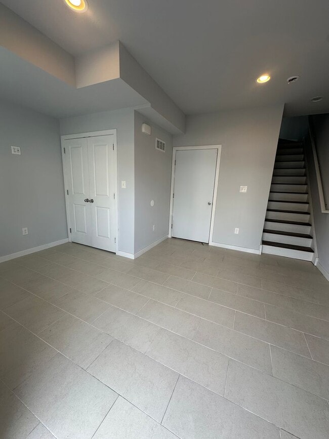 Building Photo - Beautifully Renovated 4 Bed/ 3.5 Bath With Rooftop!