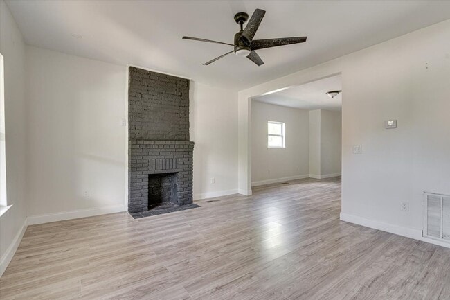 Building Photo - Spacious 4-Bedroom Home in Quiet Neighborh...