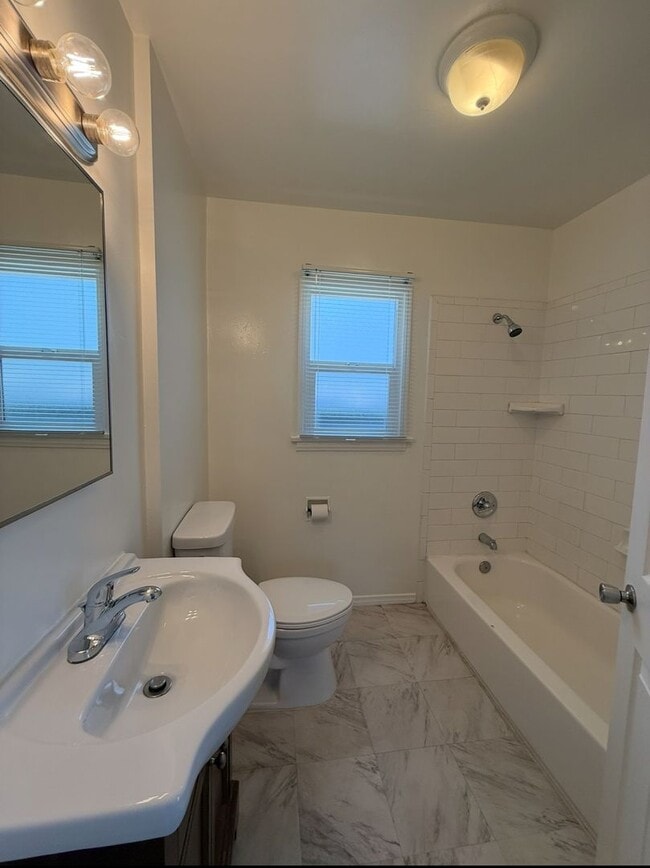 Building Photo - Remodeled Tujunga House