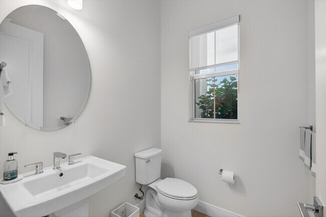 Building Photo - 9249 Crestview Cir
