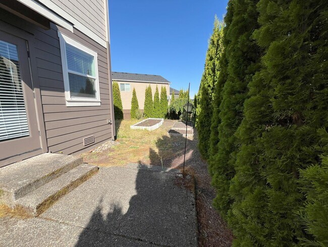 Building Photo - Spacious 4-Bedroom + Bonus Room with Modern Kitchen, Solar Panels & Private Fenced Backyard!