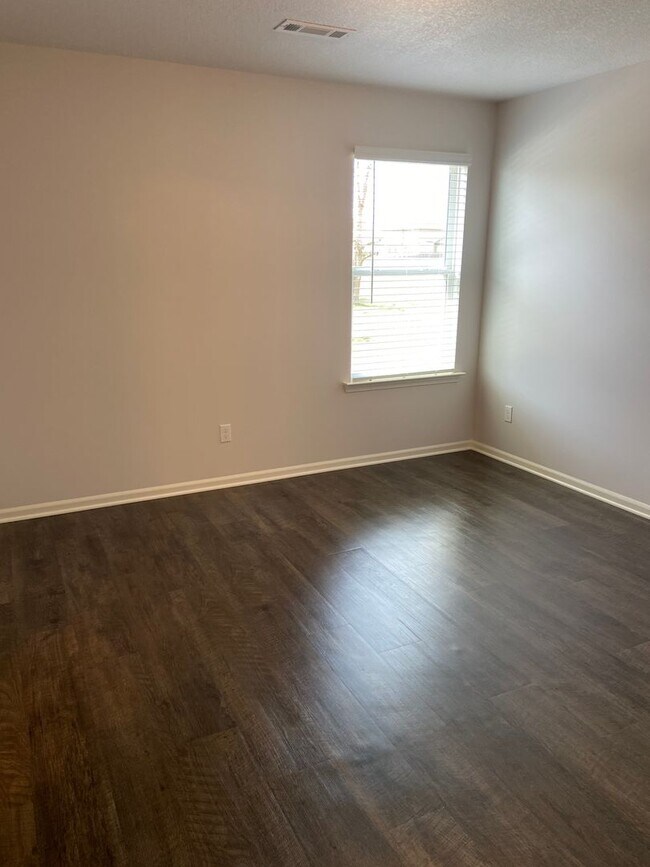 Building Photo - Pre-Leasing Now: Comfortable 3-Bedroom, 2.5-Bath Home in Oak Woods!
